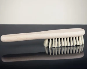 Hotelowa szczotka do ubrań- drewniana z rączką